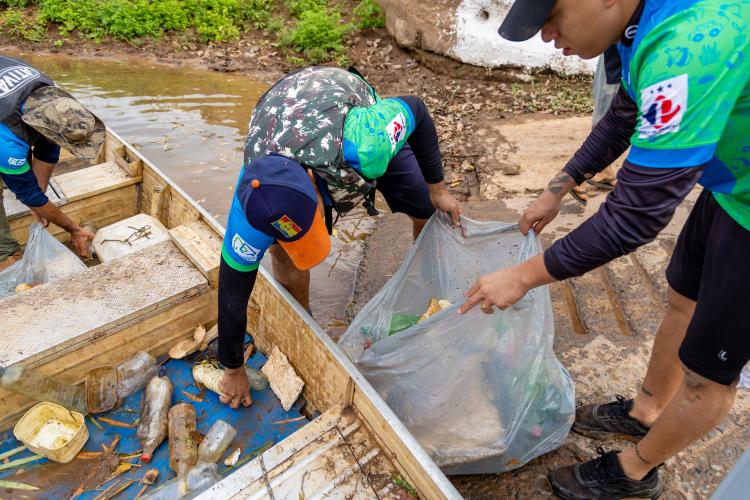 Garbage in boat Acorizal